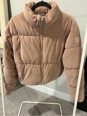 Alo Micro Courdury Dreamy Puffer - Chai Latte